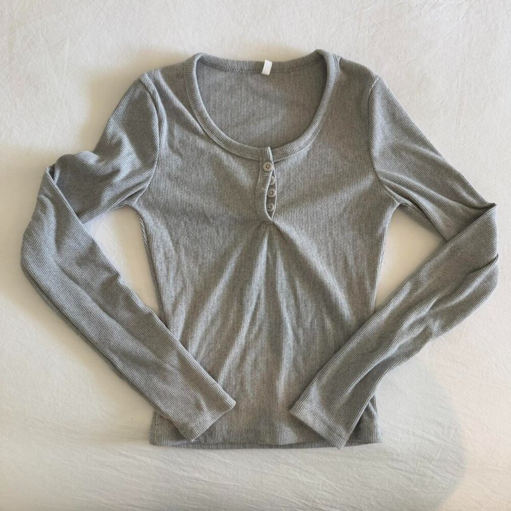 Grey long sleeve button up top women’s Henley